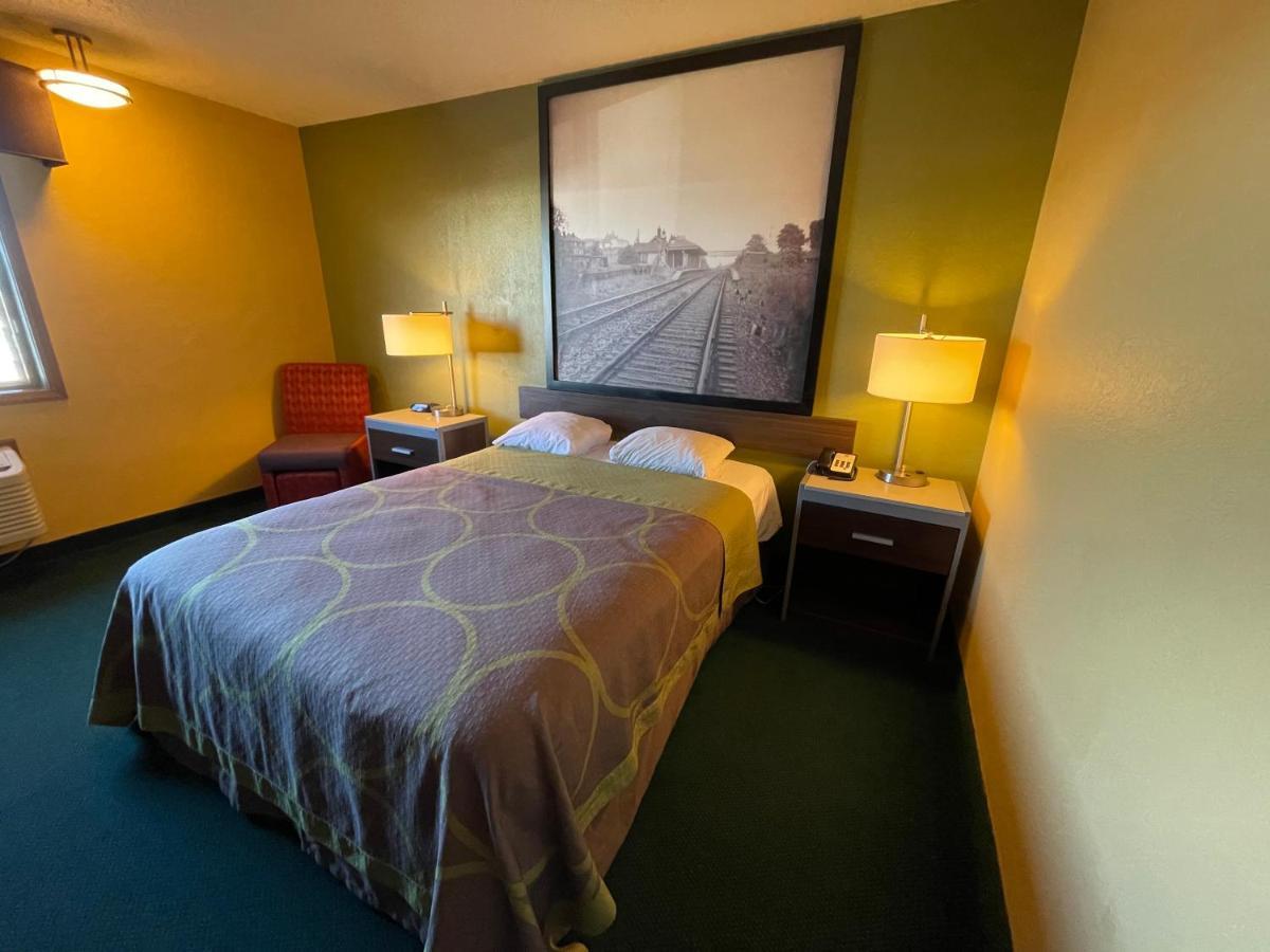 Super 8 By Wyndham Van Buren/Ft. Smith Area Екстериор снимка