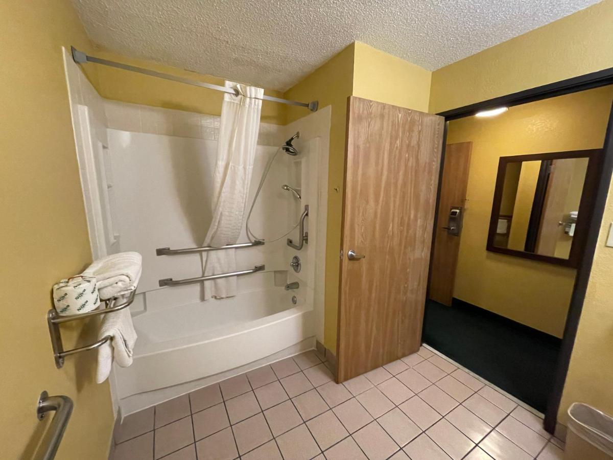 Super 8 By Wyndham Van Buren/Ft. Smith Area Екстериор снимка