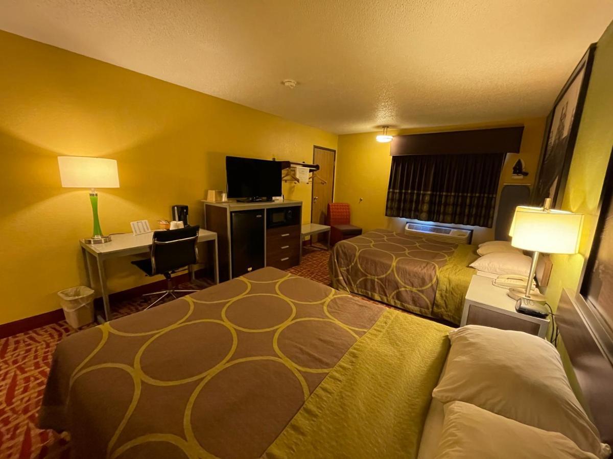 Super 8 By Wyndham Van Buren/Ft. Smith Area Екстериор снимка