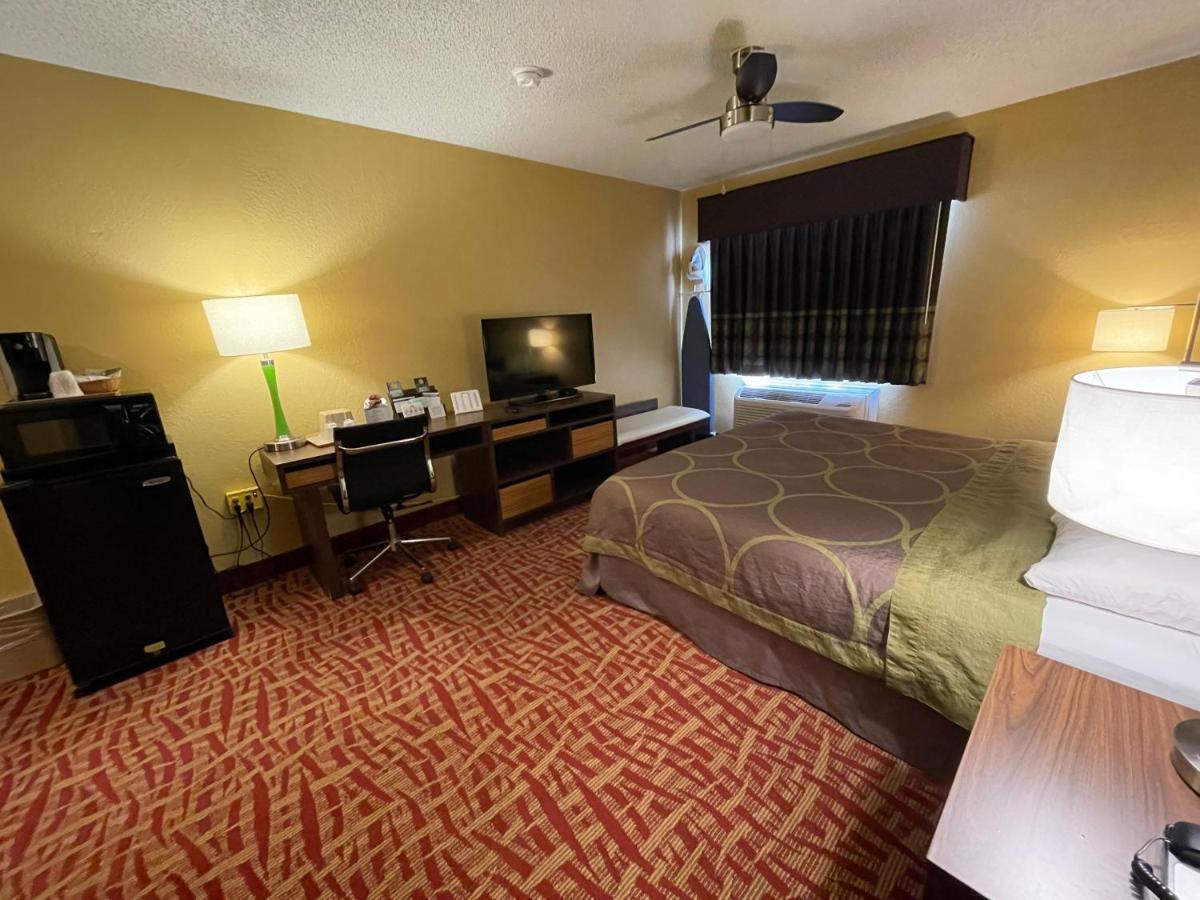 Super 8 By Wyndham Van Buren/Ft. Smith Area Екстериор снимка