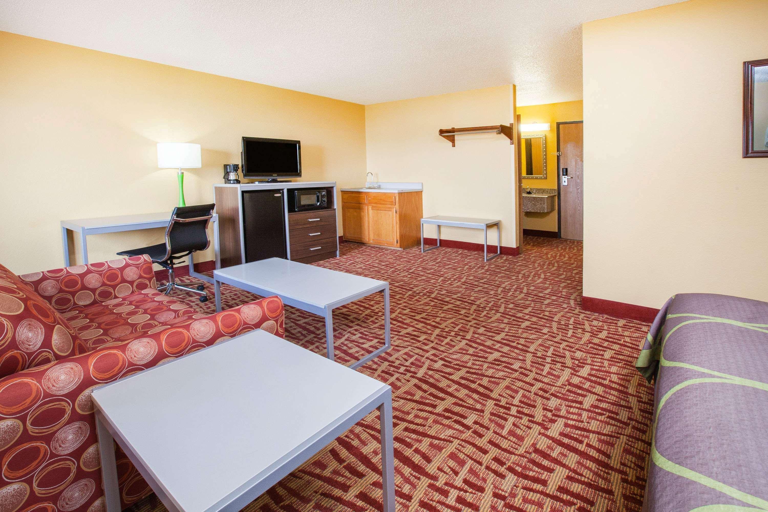 Super 8 By Wyndham Van Buren/Ft. Smith Area Екстериор снимка