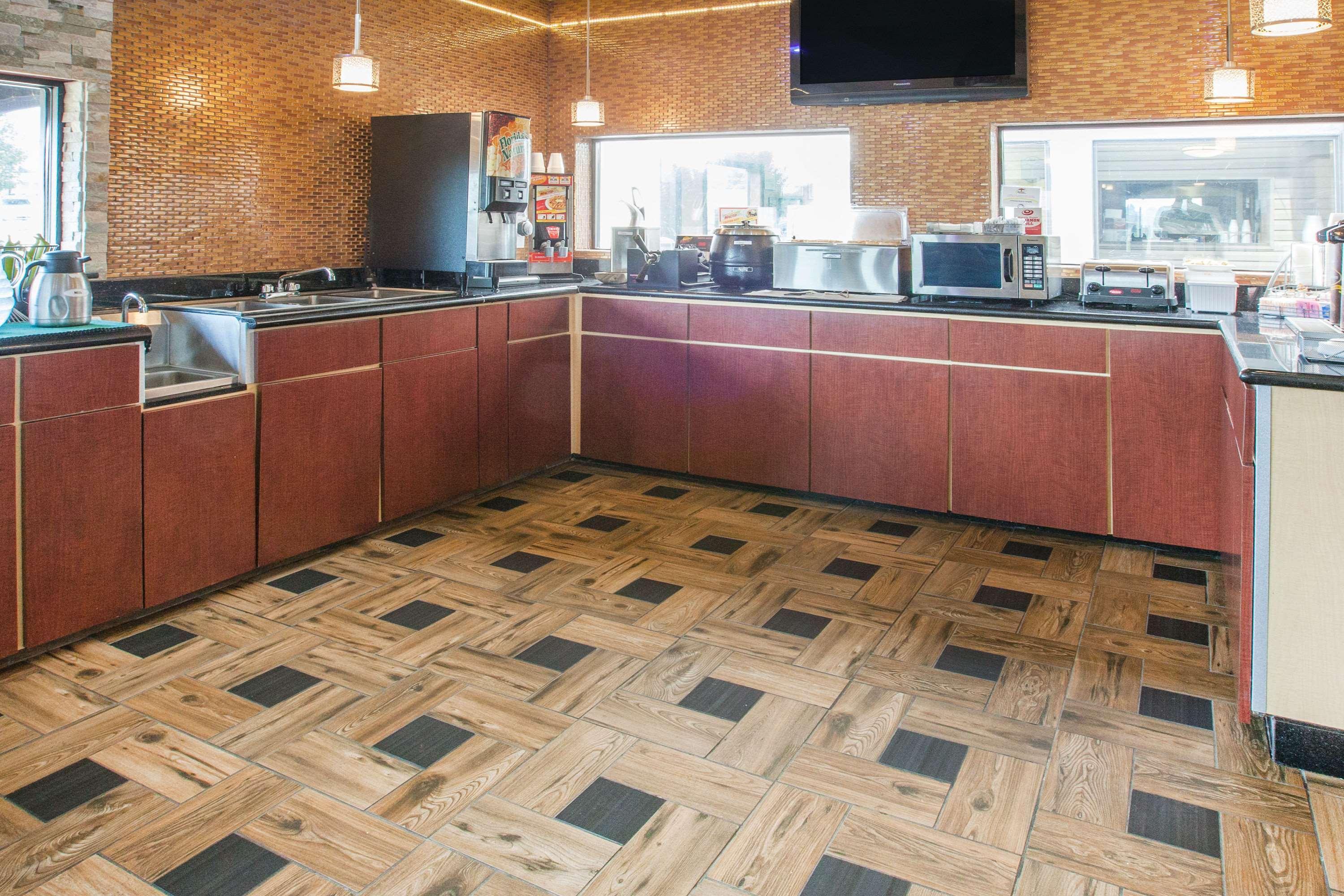 Super 8 By Wyndham Van Buren/Ft. Smith Area Екстериор снимка