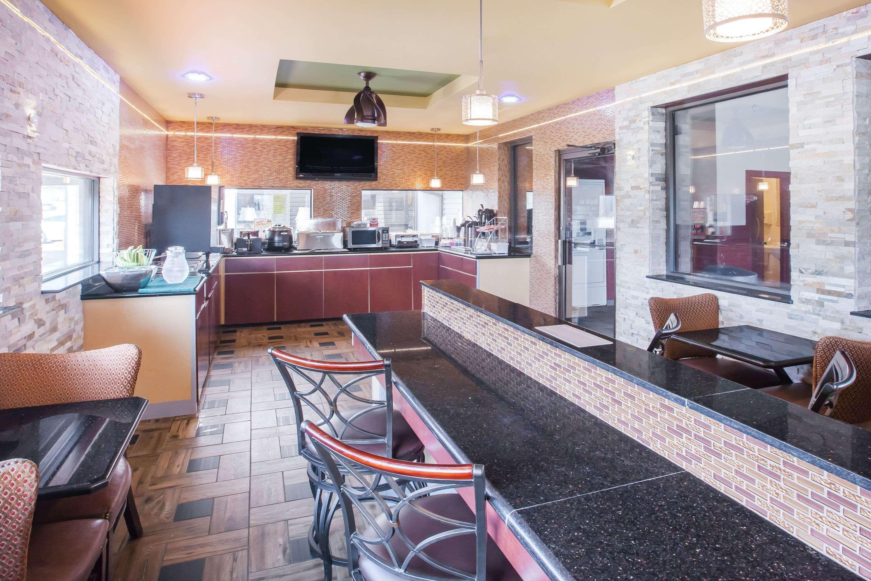 Super 8 By Wyndham Van Buren/Ft. Smith Area Екстериор снимка