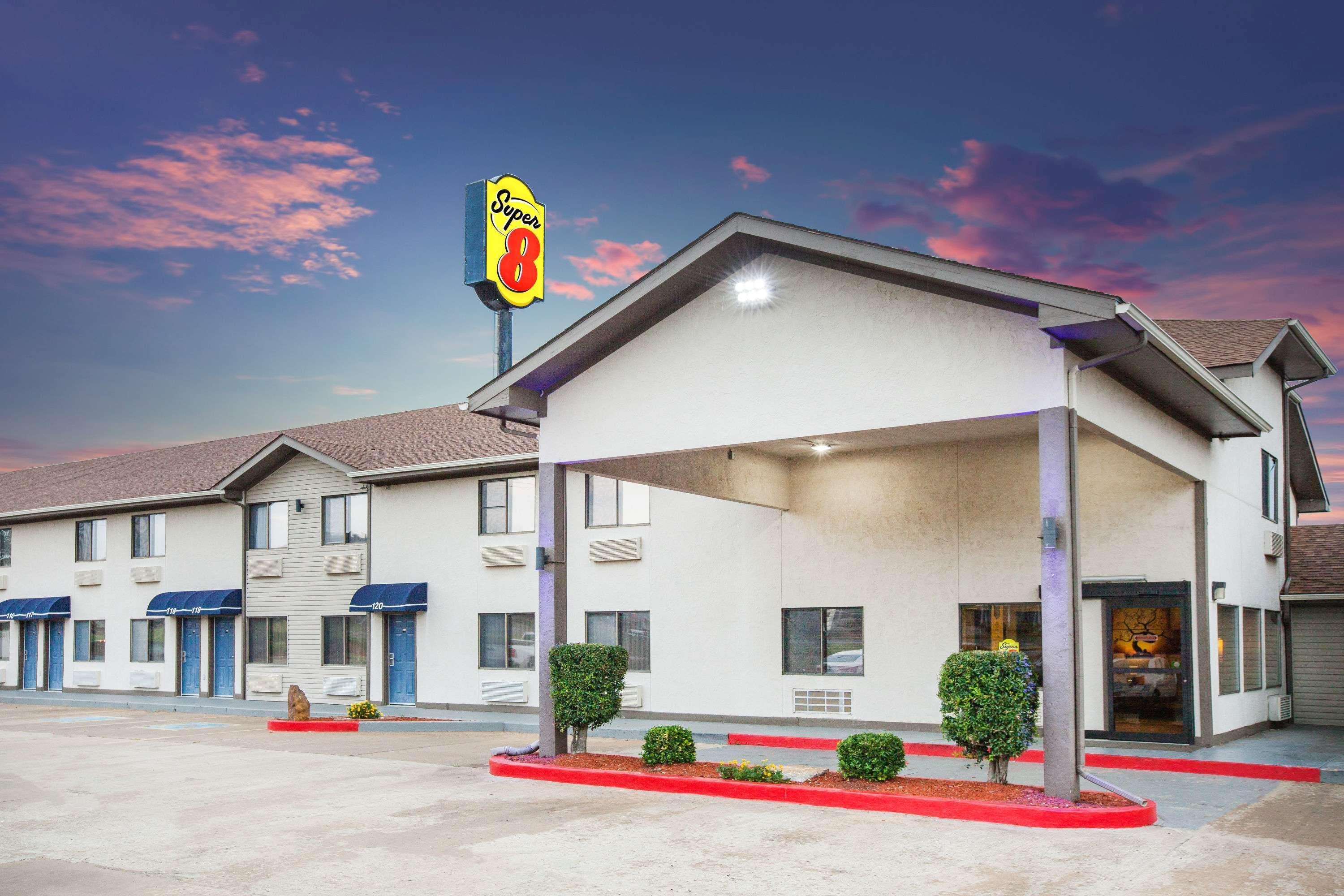 Super 8 By Wyndham Van Buren/Ft. Smith Area Екстериор снимка
