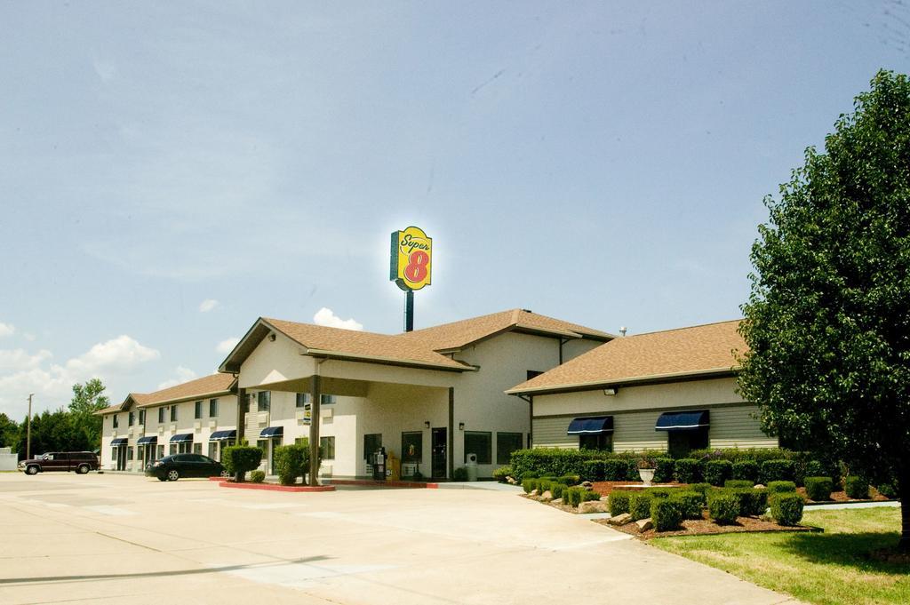Super 8 By Wyndham Van Buren/Ft. Smith Area Екстериор снимка